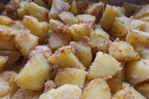 Cartofi crocanti la cuptor, cu salata de varza