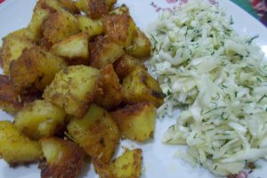 Cartofi crocanti la cuptor, cu salata de varza