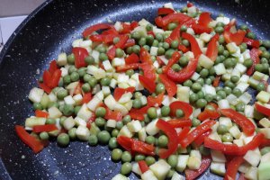 Tarta cu somon, broccoli, mazare si telemea
