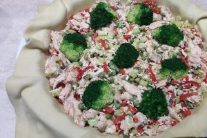Tarta cu somon, broccoli, mazare si telemea