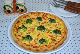 Tarta cu somon, broccoli, mazare si telemea