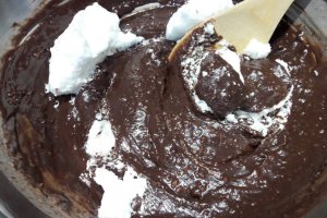 Desert tort cu ciocolata, crema de piersici si blat umed