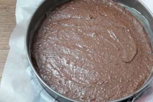 Desert tort cu ciocolata, crema de piersici si blat umed