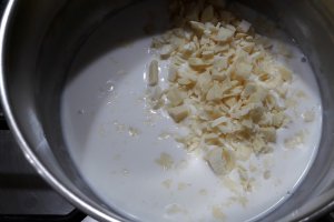 Desert tort cu ciocolata, crema de piersici si blat umed