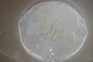 Desert tort cu ciocolata, crema de piersici si blat umed