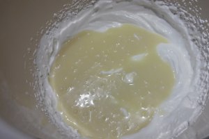 Desert tort cu ciocolata, crema de piersici si blat umed