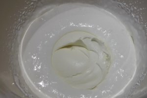 Desert tort cu ciocolata, crema de piersici si blat umed