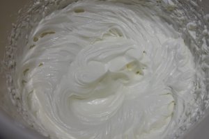 Desert tort cu ciocolata, crema de piersici si blat umed
