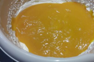 Desert tort cu ciocolata, crema de piersici si blat umed