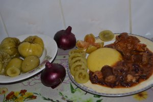 Fasole cu ciolan si carnati de casa