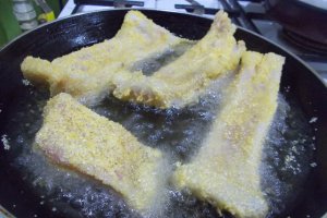 Crap prajit, in faina de malai, cu mamaliguta si mujdei de usturoi