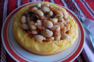 Iahnie de fasole in cuib de mamaliguta