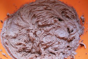 Desert tort cu crema de ciocolata, mascarpone cu lamaie si fructe de padure