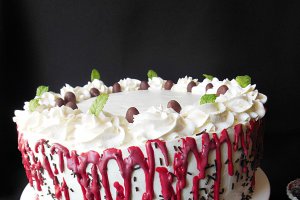 Desert tort cu crema de ciocolata, mascarpone cu lamaie si fructe de padure