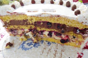 Desert tort cu crema de ciocolata, mascarpone cu lamaie si fructe de padure