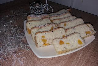 Desert chec din albusuri cu caise si merisoare