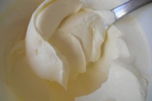 Desert tort cu mango si mousse de piersici