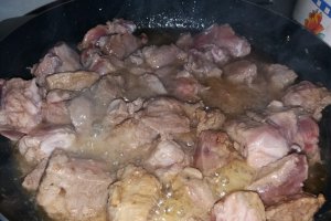 Gulas de porc cu ciuperci