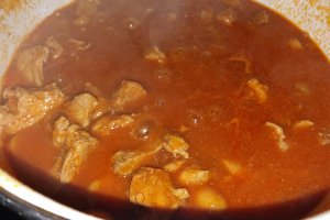 Gulas de porc cu ciuperci