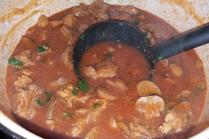 Gulas de porc cu ciuperci