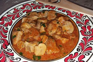Gulas de porc cu ciuperci