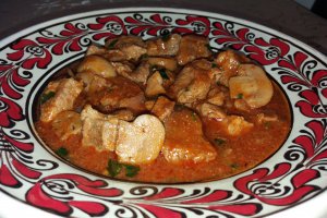 Gulas de porc cu ciuperci