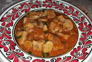 Gulas de porc cu ciuperci