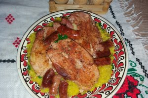 Friptura din pulpa de porc cu carnati
