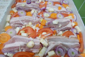 Piept de porc la cuptor, cu varza dulce, in sos de rosii