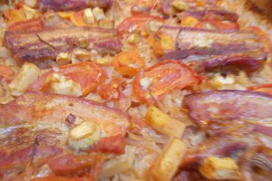 Piept de porc la cuptor, cu varza dulce, in sos de rosii