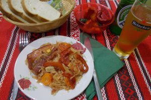 Piept de porc la cuptor, cu varza dulce, in sos de rosii