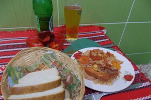 Piept de porc la cuptor, cu varza dulce, in sos de rosii
