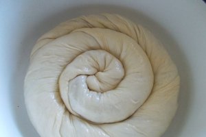 Desert invartita cu nuci si dulceata de caise