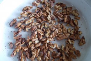 Desert invartita cu nuci si dulceata de caise
