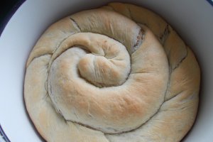 Desert invartita cu nuci si dulceata de caise