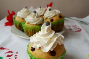 Desert briose cu picaturi de ciocolata si frisca