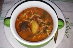Ciorba de curcan cu stevie si taietei de casa