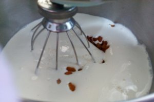Desert cozonac moldovenesc cu crema de nuca si ciocolata