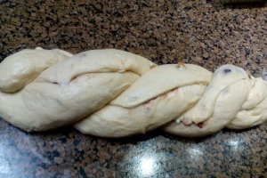 Desert cozonac moldovenesc cu crema de nuca si ciocolata
