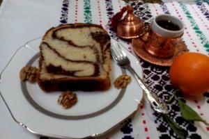 Desert cozonac moldovenesc cu crema de nuca si ciocolata