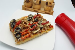 Pizza cu carne tocata si oregano