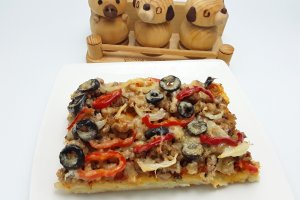 Pizza cu carne tocata si oregano