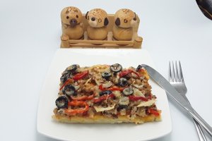 Pizza cu carne tocata si oregano