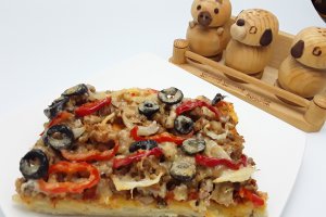 Pizza cu carne tocata si oregano