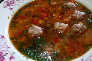 Ciorba moldoveneasca de perisoare, cu legume proaspete