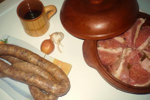 Muschi de porc aromat in vasul de lut