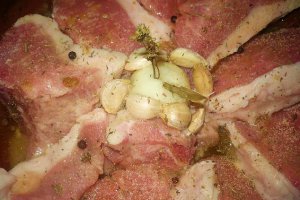 Muschi de porc aromat in vasul de lut