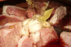 Muschi de porc aromat in vasul de lut