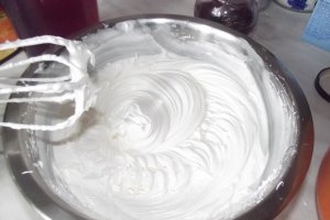Desert tort cu zmeura si caramel