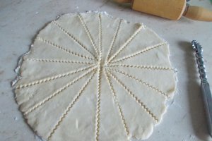 Desert cornulete fragede, cu gem de prune cu nuci